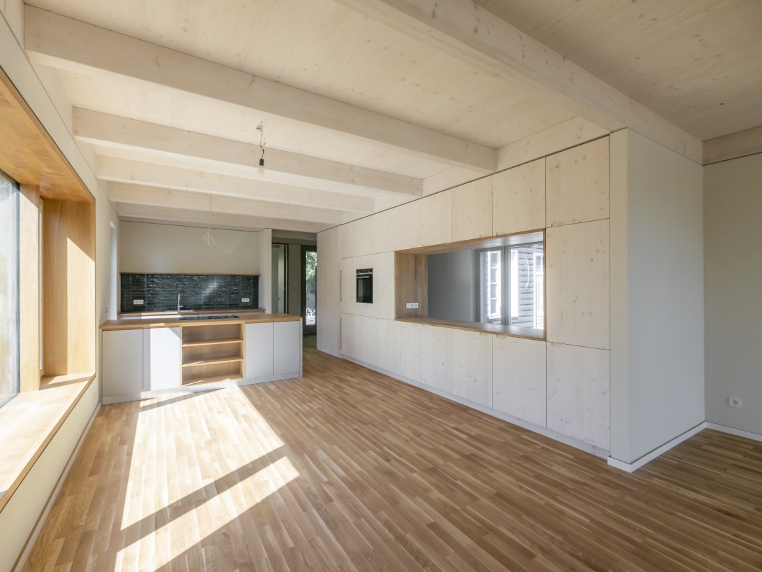 Wohn- und Esszimmer mit Küche im Obergeschoss (Holzbau)